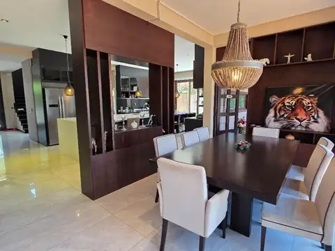 Casa en Venta con 5 cocheras