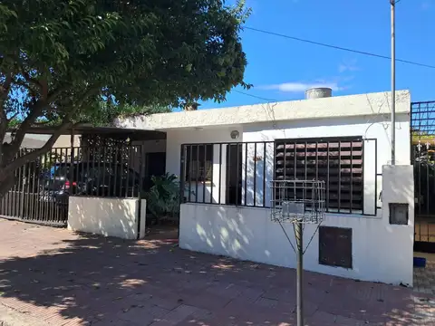 CON PLANOS Y ESCRITURA -  PATIO CON PERGOLA DE JAZMIN   HERMOSA  