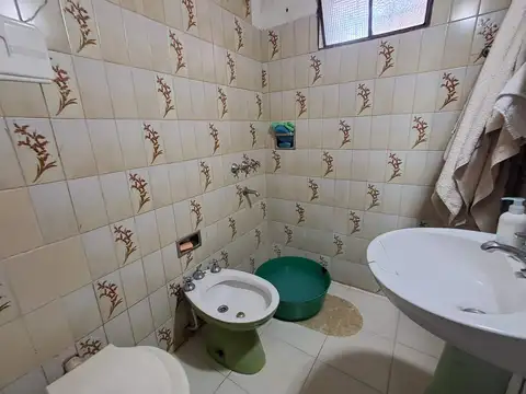 CON PLANOS Y ESCRITURA -  PATIO CON PERGOLA DE JAZMIN   HERMOSA  