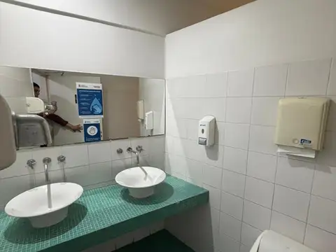 Oficina 6 ambientes con 2 baños