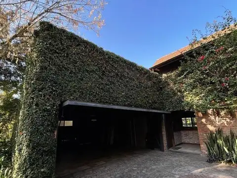 Casa en Venta con 2 cocheras