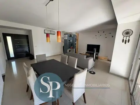 Casa 4 ambientes con 2 baños