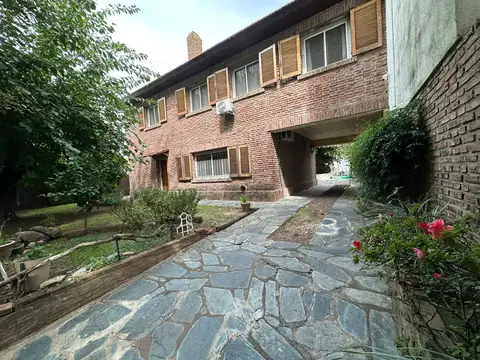 ¡Única en San Isidro! 2 Casas Independientes en Doble Lote - Ideal Inversión o 2 Familias