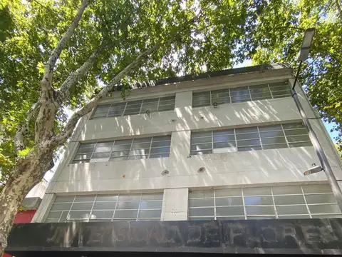 Excelente Edificio Comercial en Flores - Ex universidad