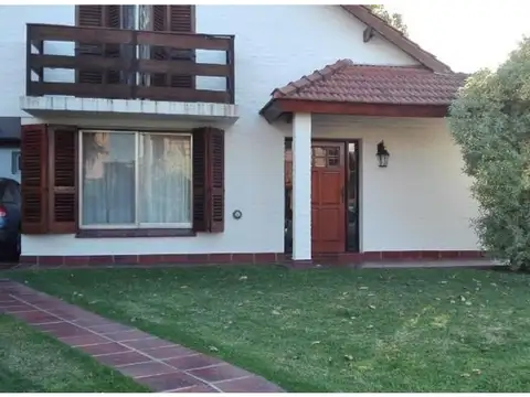 Chalet:3 dormitorios-2 baños-Quincho cerrado-Galeria- Piscina climatizada.- Parcialmente reciclada