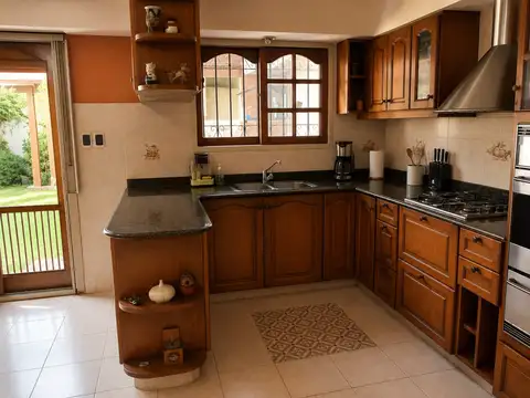 Casa 6 ambientes con 3 baños