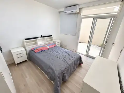 AMPLIO MONOAMBIENTE CON PATIO/ HOY MODIFICADO A 2 AMBIENTES EN LA ISLA