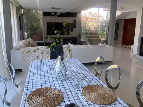 Casa en Venta con 2 cocheras