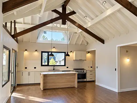 Casa en Venta con 3 cocheras