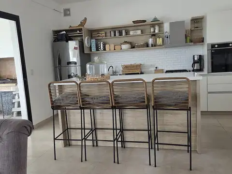 Casa 4 ambientes con 2 baños