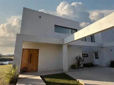 Casa en Venta con 4 cocheras