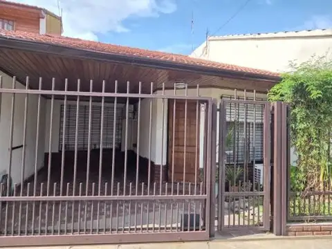 Venta casa 3 ambientes con cochera en Bernal