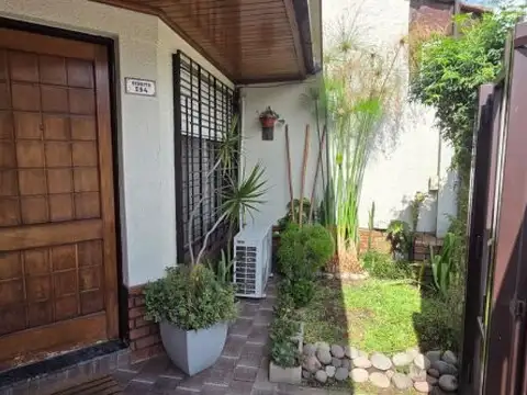 Venta casa 3 ambientes con cochera en Bernal