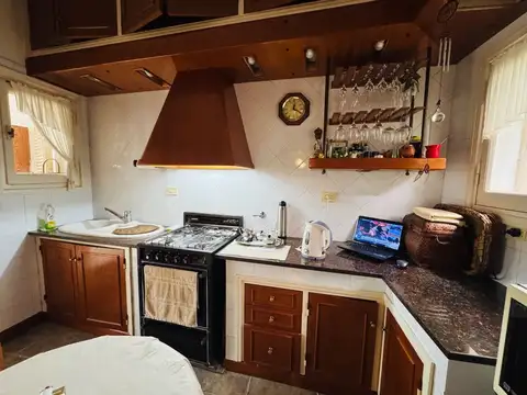 Casa 8 ambientes con 3 baños