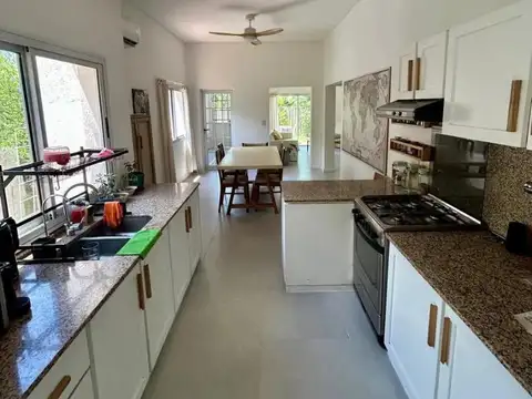 Casa 5 ambientes con 4 baños