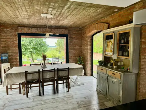 Casa en Alquiler con 2 cocheras