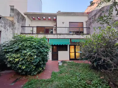 Casa con parrilla, jardín y garage