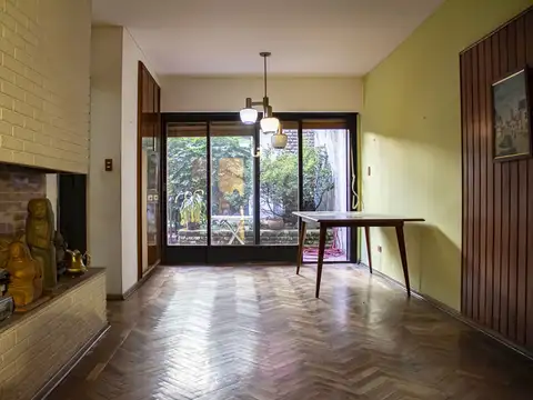 Casa con parrilla, jardín y garage