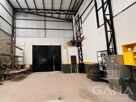 Venta de Galpón en  Alberdi oeste rosario 105m2. Permuta 50% valor