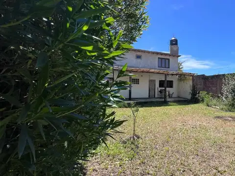 Casa 4 ambientes con 2 baños
