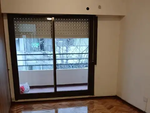 España 1654. Luminoso semipiso al frente con balcon.