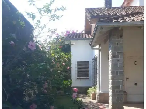 HERMOSA CASA EN VENTA. ZONA CÉNTRICA. EXCELENTE UBICACION