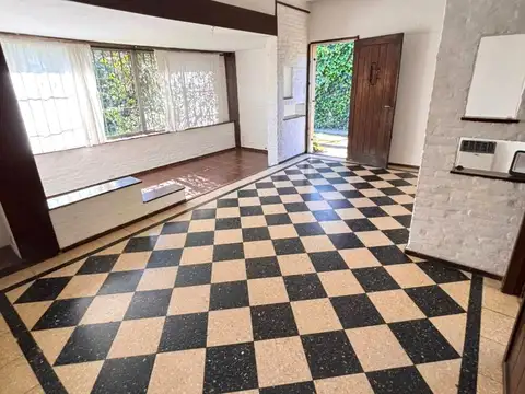 Casa 4 ambientes con 2 baños