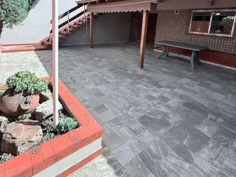 CASA EN VENTA CON COCHERA -3 AMBIENTES -LINIERS.