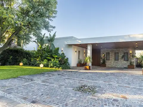 Casa en Venta con 6 cocheras
