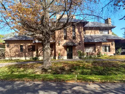 Casa en excelente estado, con un lote al Golf único de 930 m² con 40 mts de frente