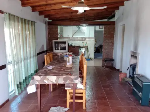 Casa 4 ambientes con 2 baños