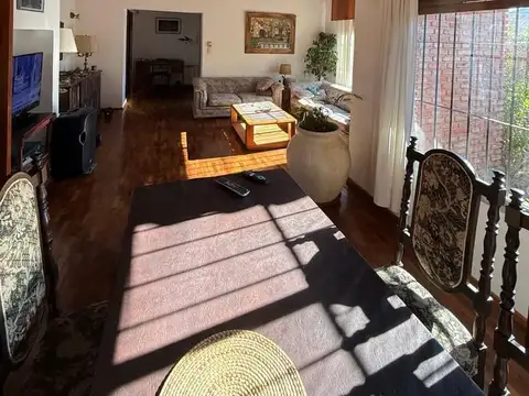 Casa 6 ambientes con 2 baños