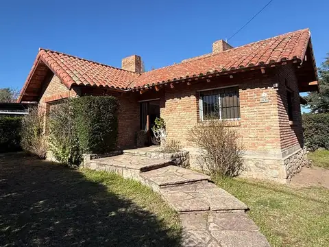 Se vende casa en la zona golf de La Cumbre con calefacción central por radiadores a gas natural.