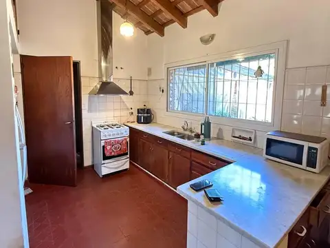 Se vende casa en la zona golf de La Cumbre con calefacción central por radiadores a gas natural.