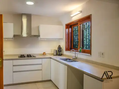 Chalet tradicional en el corazón de San Rafael sobre gran terreno
