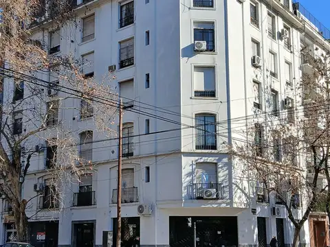 AMPLIO DEPARTAMENTO DE 2 AMBIENTES FRENTE A PLAZA VELEZ SARFIELD
