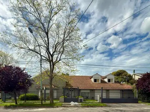 Exclusivo Chalet de Categoría, Barrio Los Troncos