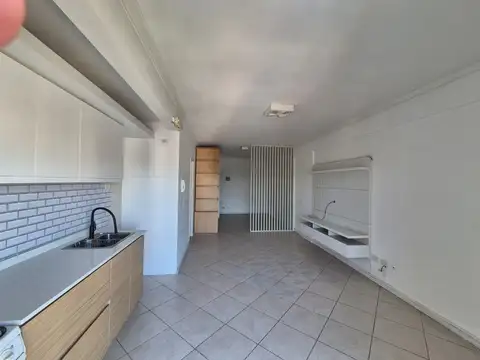 Excelente monoambiente en semi piso, contrafrfente vista abierta.