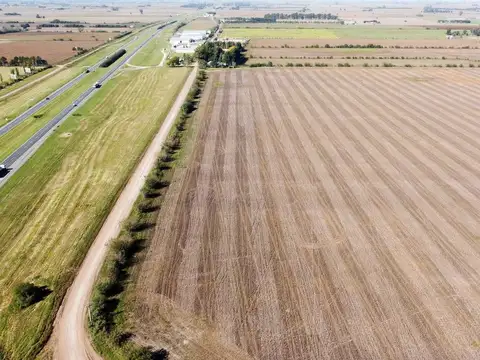 VENTA DE CAMPO SOBRE AUTOPISTA USO INDUSTRIAL