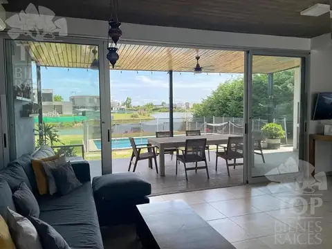 Av de Los Lagos, Belen Escobar