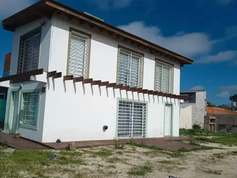 CASA EN VENTA EN VILLA GESELL, GAS NATURAL