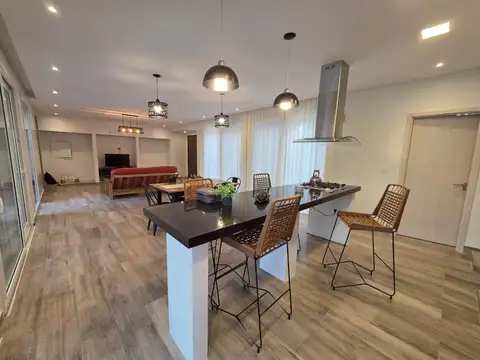 Casa 4 ambientes con 2 baños