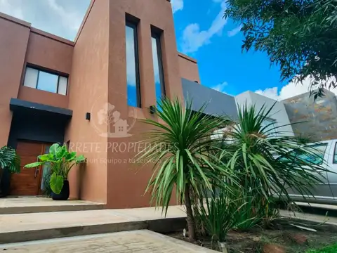 Casa en venta de 4 dormitorios y dependencia. Barrio Santa Guadalupe 100