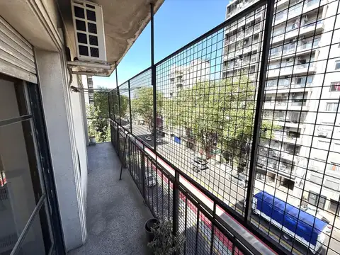 3 AMB - CON BALCON A LA CALLE