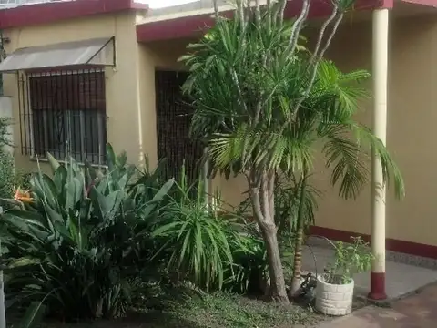 DOS CASAS A MTS. DE AV. GASPAR CAMPOS
