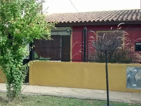 DOS CASAS A MTS. DE AV. GASPAR CAMPOS