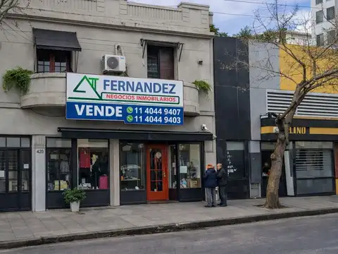 Excelente Local con dos viviendas en la zona comercial mas importante de Quilmes Centro.