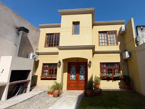 CASA 6 AMB CON DOBLE COCHERA, PARQUE CON PARRILLA