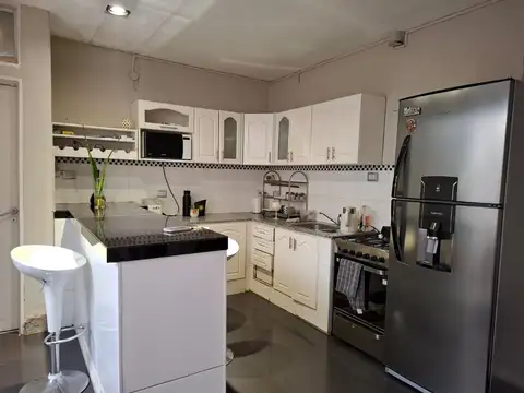 Casa 8 ambientes con 2 baños