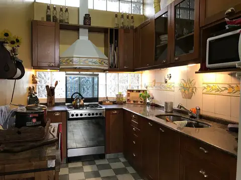 Casa 7 ambientes con 2 baños